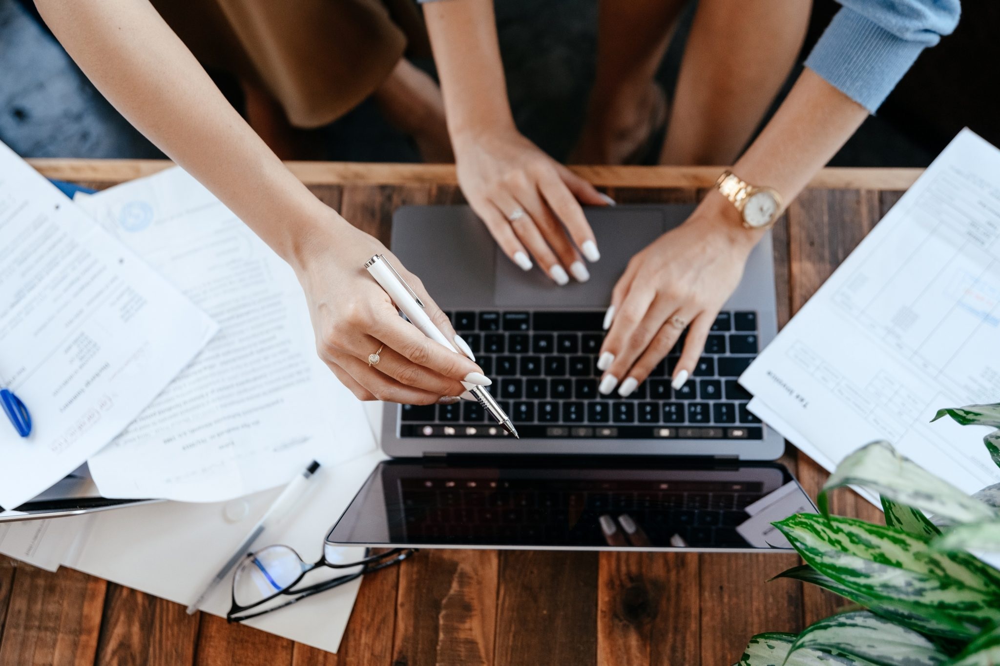 مع تنامي عدد الطلبة التونسيين بالخارج..   تزايد مكاتب الوساطة للدراسة بالجامعات الأجنبية.. ووزارة التعليم العالي تحذر   